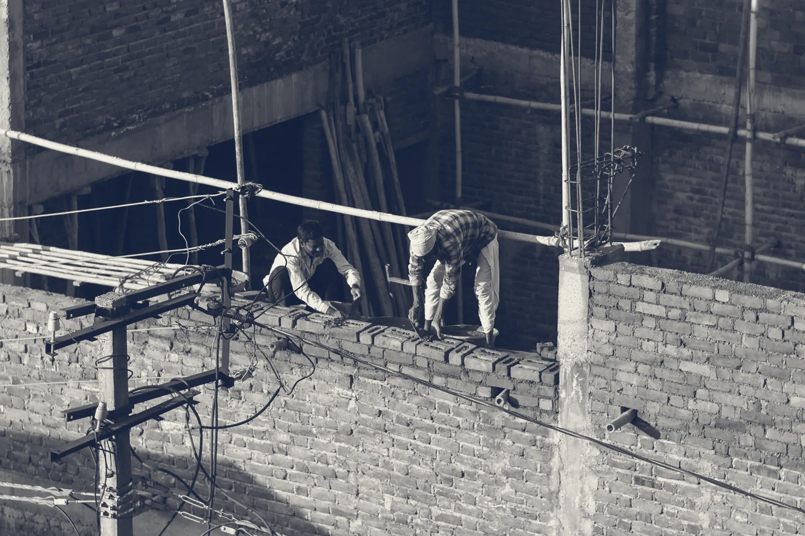 Two Kedgewick bricklayers setting a wall on a working site